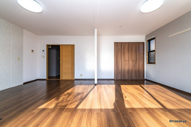 ロイヤル・ウイング　Bの居間・リビング