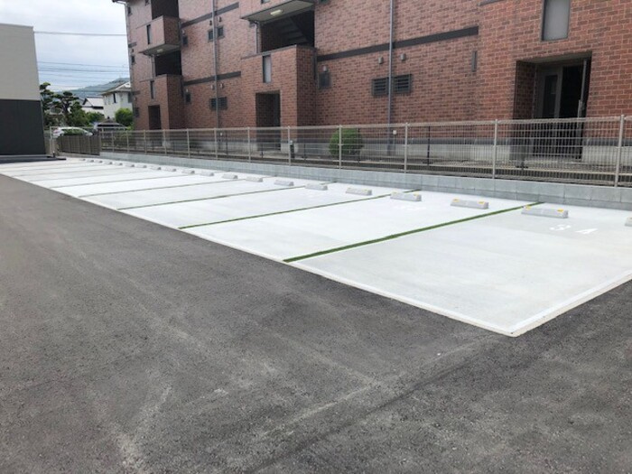 グランツ　アルファの駐車場