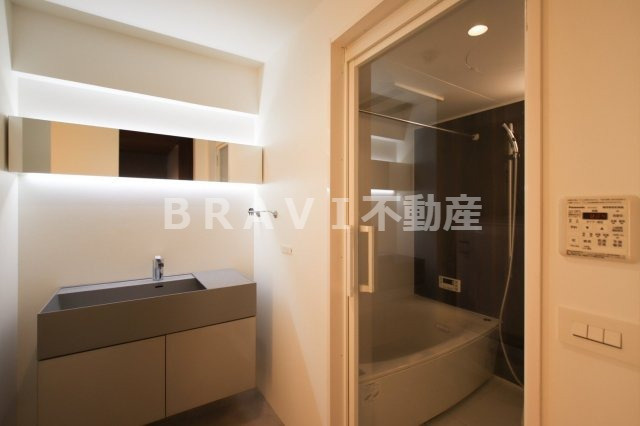 ストークマンション長堀　BRAVI不動産の洗面所|【ストークマンション長堀】明るい洗面所です