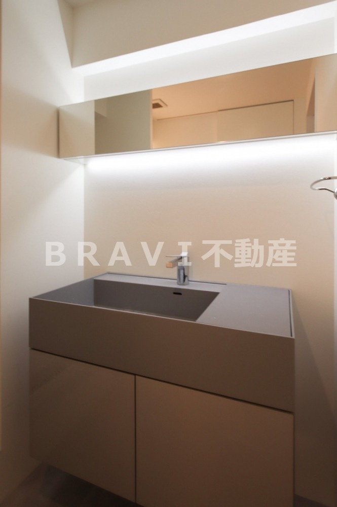 ストークマンション長堀　BRAVI不動産の洗面所|【ストークマンション長堀】明るい洗面所です
