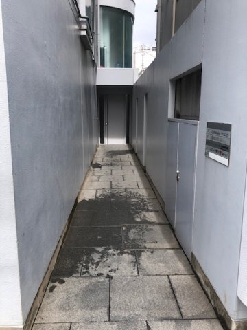 ＡＲＴ－１ビルの玄関