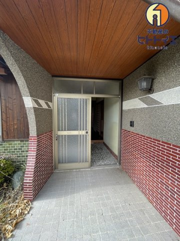 川犬戸建のエントランス