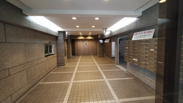 ルポ城北のエントランス|明るいエントランスです。