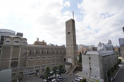 【展望】 | タックマンション幟町（リノベ済） | 【眺望】
原爆犠牲者慰霊のためのカトリック聖堂が目の前！村野藤吾の戦後の代表作です。
壁面は被爆地の土で焼いた煉瓦を積み重ねてつくられているそうです。
RC造3階建地下１階鐘楼付３廊式バシリカ会堂。