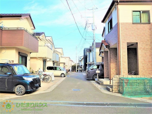 見沼区南中野　中古一戸建ての前面道路含む現地写真