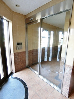 【エントランス】 | 防犯対策に有効なオートロック付きのエントランスです！一人暮らしの方も安心ですね♪