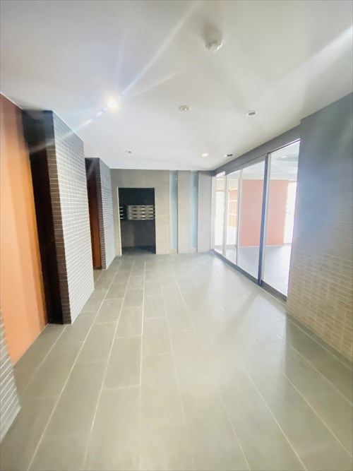 アクロス荒江グランコートのエントランス