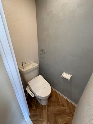 【トイレ】 | 金光ハイツ | トイレは温水洗浄便座付き！・人気のバス・トイレ別です♪横にはタオルを掛けられるハンガーもあります♪ヘリンボーン柄の床がお洒落♪