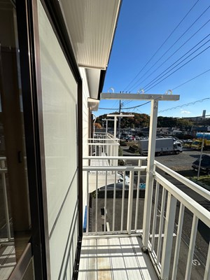 【バルコニー】 | 金光ハイツ | バルコニーは南西向きで陽当たり良好！晴れた日のお洗濯物は朝からよく乾きそう♪気分転換をするにもおすすめです☆