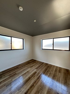【洋室】 | 金光ハイツ | 洋室4.5帖☆角部屋二面採光のお部屋です！シックな天井のクロスが魅力的ですね☆