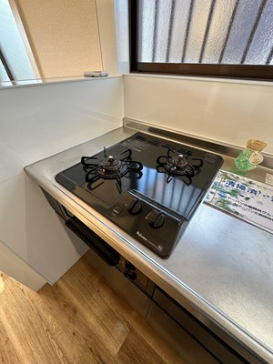 【キッチン】 | 金光ハイツ | 2口ガスコンロ/グリル付きシステムキッチンです☆グリルがあるとお料理の幅が広がりますね♪自炊生活で楽しく健康に！