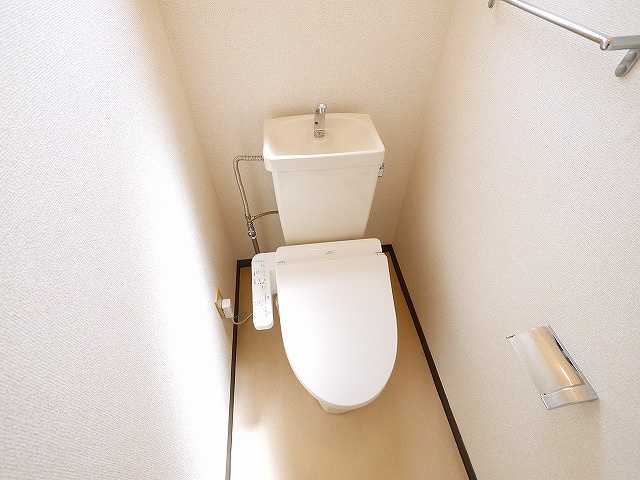城見町アパ－ト付店舗Ⅰのトイレ|ゆったりとした空間のトイレです