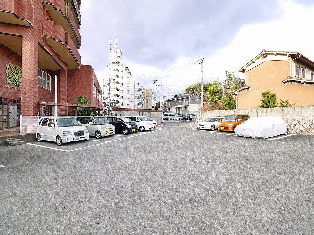 ライオンズプラザ富雄の駐車場