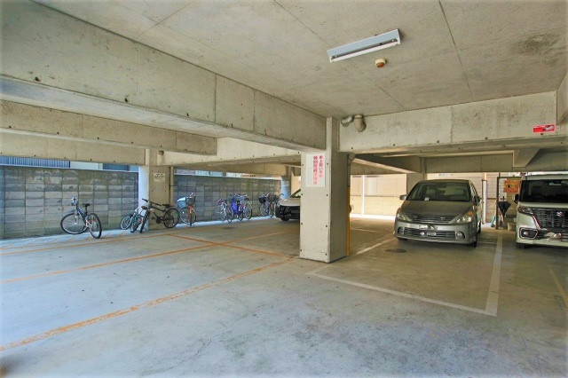 FROM.10の駐車場