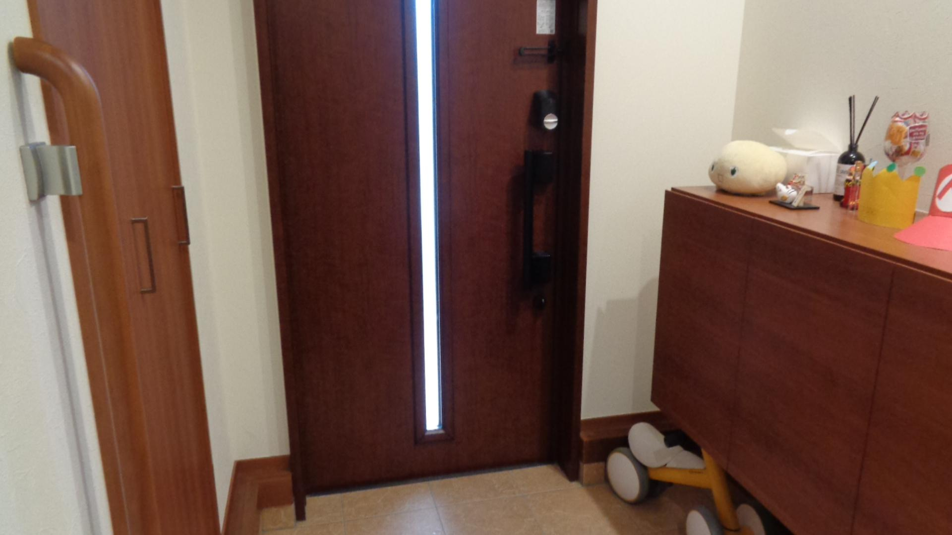 高知市大津甲　築浅中古住宅の玄関