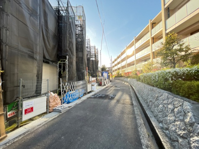 【前面道路含む現地写真】 | 千種区富士見台第5期　全3棟　3号棟＜仲介手数料無料＞富士見台小・千種台中　新築一戸建て | 4/1撮影
住宅ローンアドバイザーの村田です。住宅ローン審査が通らなかった方、あきらめる前にご相談ください。