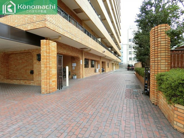 駅前通りハイツの駐車場