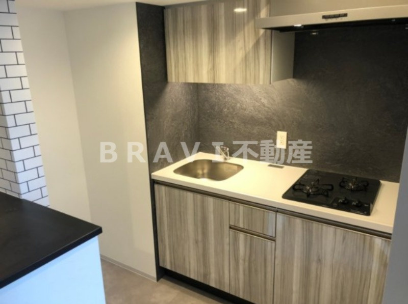 エスリードコート堺筋本町 BRAVI不動産のキッチン|後ろにカウンターがあり使いやすいキッチン