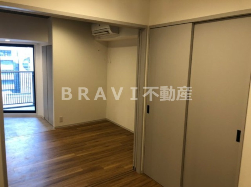 エスリードコート堺筋本町 BRAVI不動産の寝室|開放的な寝室です