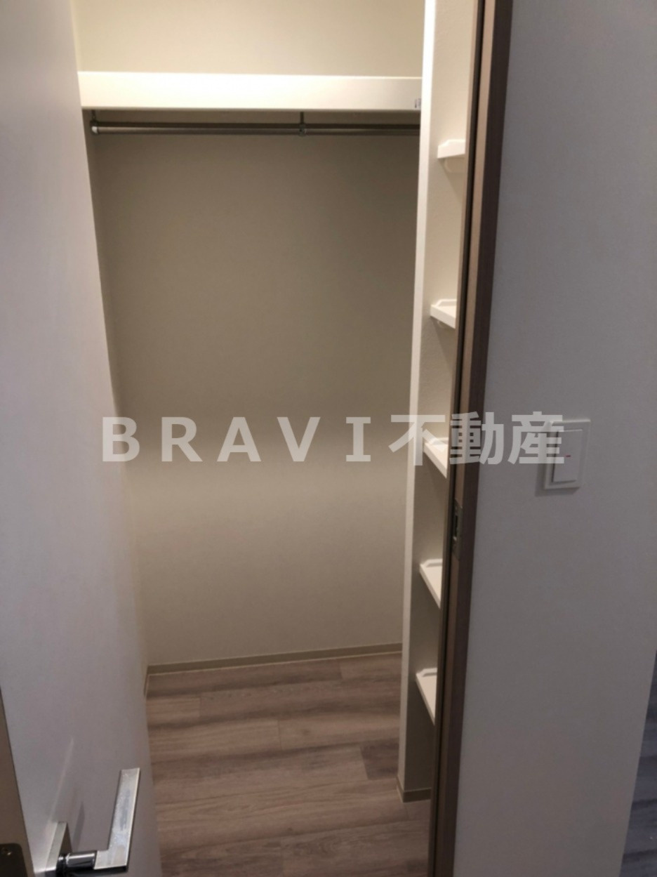 エスリードコート堺筋本町 BRAVI不動産の収納|収納豊富なウォークインクローゼット