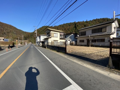 【前面道路含む現地写真】 | 飯能市赤沢売地【B区画】