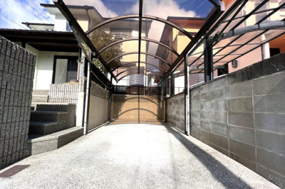 【駐車場】 | 亀岡市南つつじケ丘桜台４丁目　中古戸建 | 1BOX車の駐車が可能なカーポート付きの駐車場です。前道は6ｍで運転が苦手な方でも駐車はラクラクですよ。