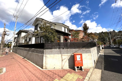 【前面道路含む現地写真】 | 亀岡市南つつじケ丘桜台４丁目　中古戸建 | 【南西角地】道路幅員（南側）6ｍ（西側）8ｍの開放的な住宅街。西側には広い歩道もあり安心です。