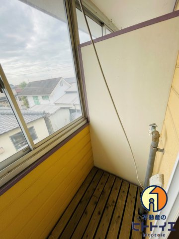 高田コーポの設備|ベランダに洗濯機置き場があります