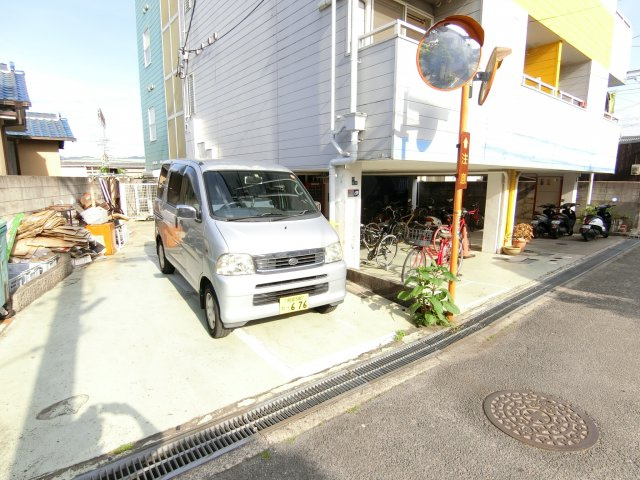 ラ・コート喜志の駐車場