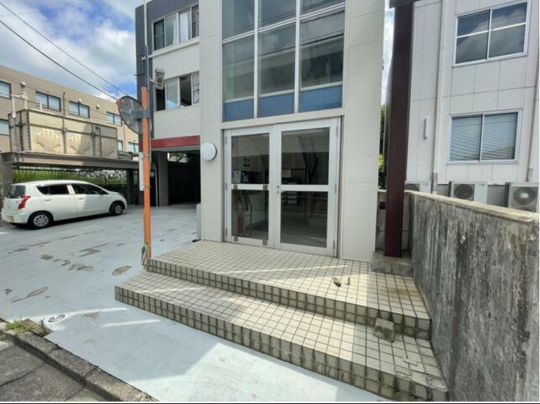 スプリングテックつくばビルのエントランス