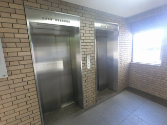 【その他共用部分】 | お買い物時やベビーカーの出し入れに便利なエレベーター付
混雑時にも便利なエレベーター2基付です。