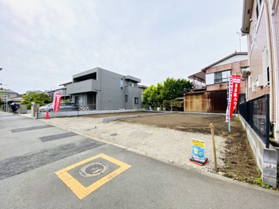 【外観】 | ☆陽当たり抜群・好立地☆建築条件ナシ売地／湘南台５丁目②　売主 | 湘南台駅まで徒歩１１分！歩道完備の南道路で安全面も高く陽当たり・風通しも良好な土地です！湘南台小学校まで徒歩２分！近い近い！