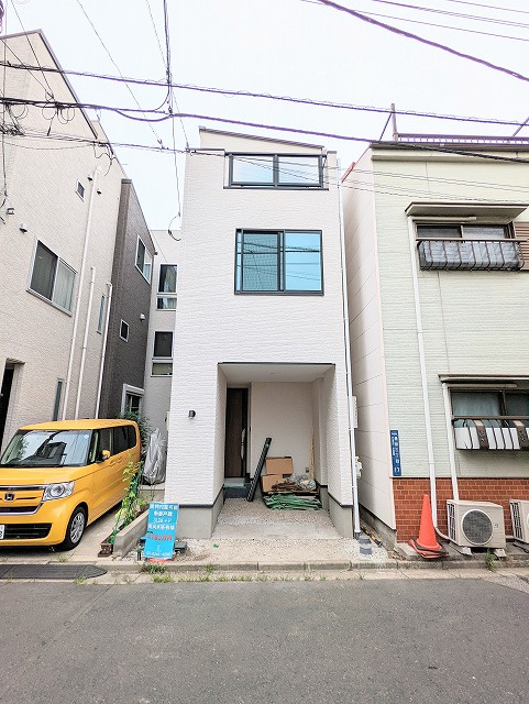 Precious墨田３丁目の外観|現地　１３時頃の写真　西側は隣地通路、開放感良好です。