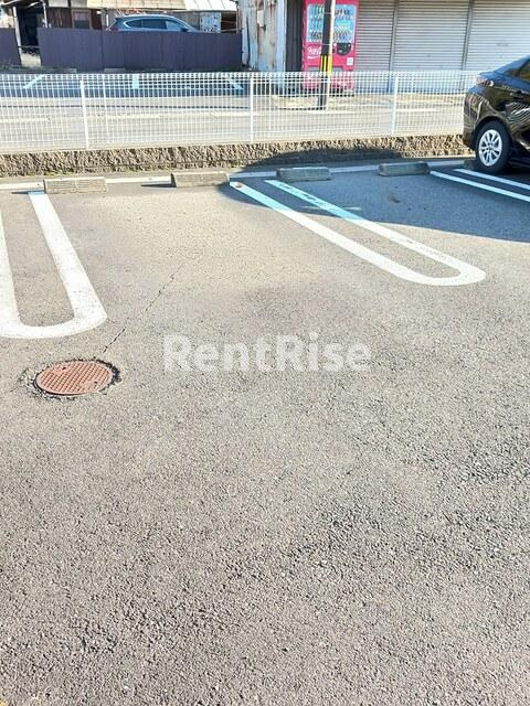 ルルーディアＢの駐車場