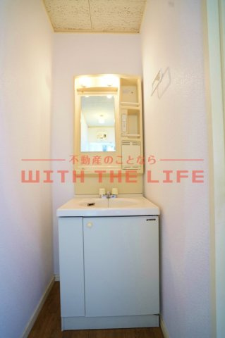 ウエストヴィレッジ【キャッシュバック対象物件】の独立洗面台|独立洗面台、小物を置くことができて便利です