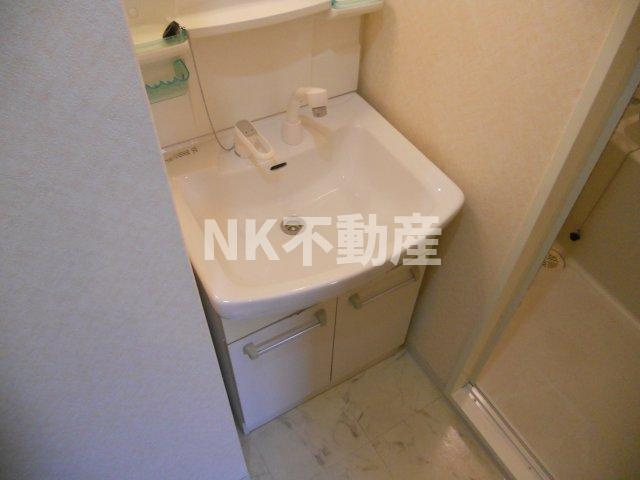 【洗面所】 | アンソレイユ菱屋西（河内小阪賃貸） | ゆったりとスペースのある洗面所