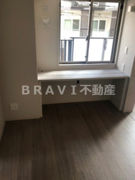 アーバネックス大阪天満橋 BRAVI不動産の洋室|【アーバネックス大阪天満橋】書斎としてもお使いいただける棚