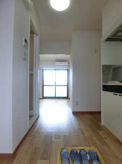 【展望】 | 玄関から室内への景観です！キッチンの奥に洋室7帖のお部屋があります♪