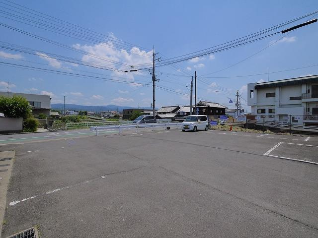 サニーコートB（南京終町）の駐車場|駐車場があるので、車を買う予定の方も安心です