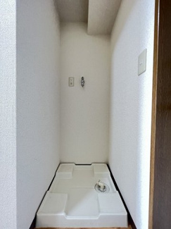【展望】 | 玄関横にある室内洗濯機置き場です♪防水パンが付いているので万が一の漏水にも安心です！室内に置けるので洗濯機が傷みにくい☆
