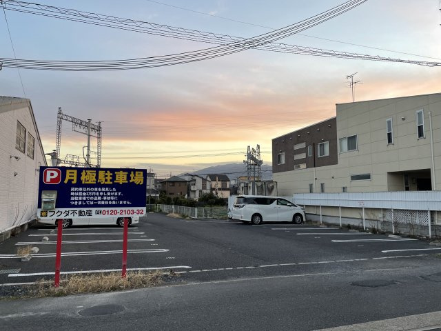 五位堂駅前駐車場の外観