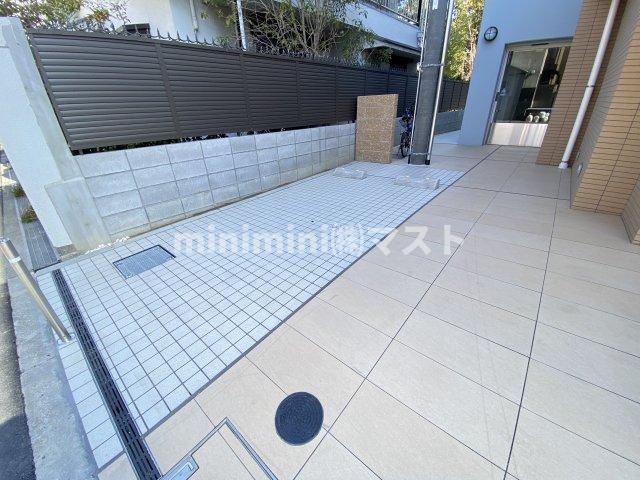 ブルーノ北畠の駐車場