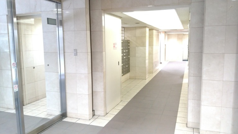 大阪市天王寺区石ケ辻町の賃貸マンションのエントランス