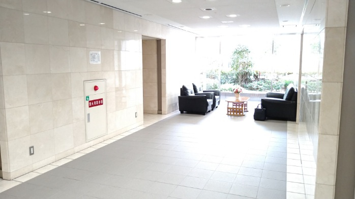 大阪市天王寺区石ケ辻町の賃貸マンションのロビー