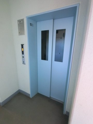 【その他共用部分】 | アークプラザ港北小机 | お買い物時やベビーカーの出し入れに便利なエレベーター付です。