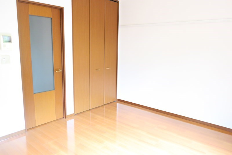 ☆広々洋室8.2帖　お部屋と廊下の間には扉がございます☆