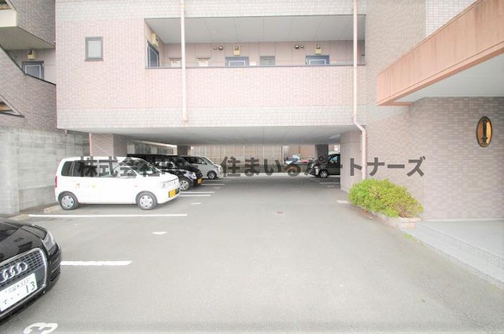 サンセットヒルズの駐車場|車をお持ちの方に嬉しい駐車場付きの物件です