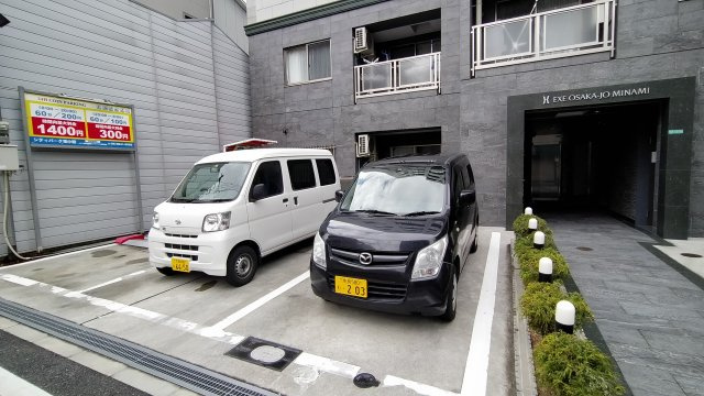 エグゼ大阪城南の駐車場