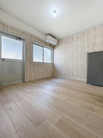 【居間・リビング】 | ホワイトハウス | ★木目調のアクセントクロスでおしゃれなお部屋です★