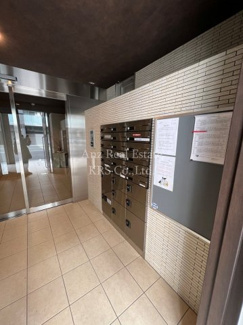 【その他共用部分】 | エントランスには荷物の受け取りに便利な宅配ボックス設置！